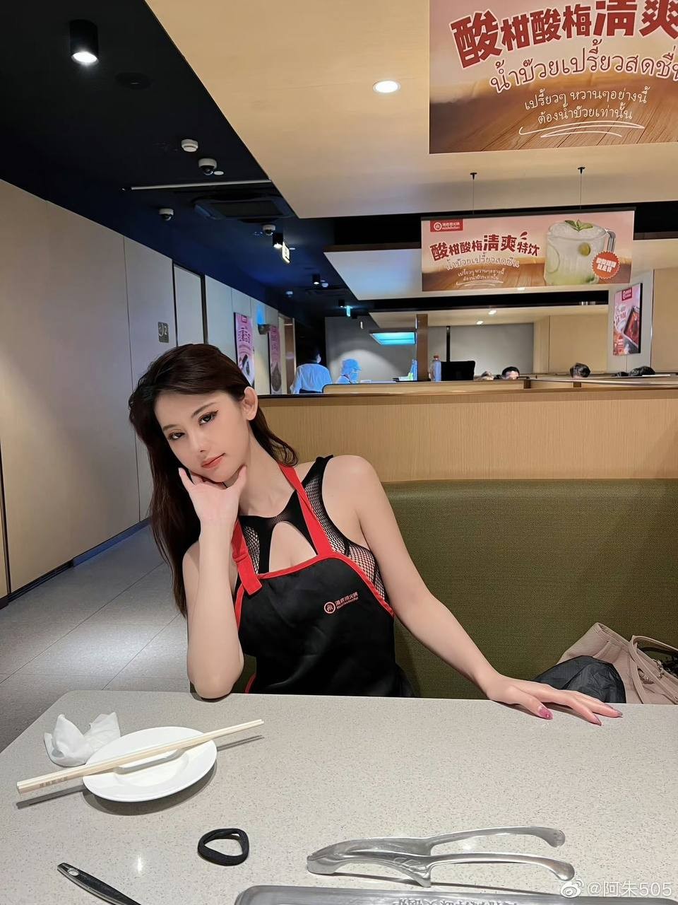 网红在餐厅包间内衣着极为暴露，侧身面对镜头摆拍