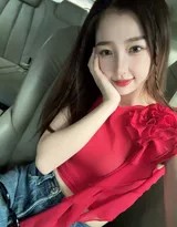 虞书欣身着红色露脐短上衣，在楼梯间侧身回眸，笑容甜美灵动，黑色长发随风微扬