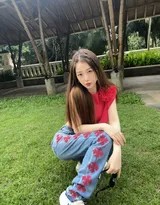 虞书欣坐在台阶上，身体微侧姿态放松，一缕阳光洒下，氛围恬静而美好