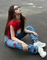虞书欣漫步于户外走廊，光影交错间回眸浅笑，发丝与衣角扬起动态美感