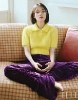 暖阳透过窗帘洒落，她闭目沉浸于秋日午后的宁静片刻