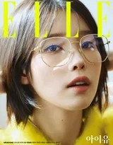 李知恩身着复古针织衫侧坐窗边，午后光影温柔拂过她的发丝与指尖