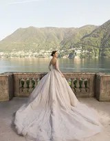 文咏珊幸福回首，精致侧颜与奢华婚纱拖尾构成绝美画面