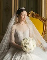 文咏珊身着十尺水晶刺绣婚纱，在波光粼粼的科莫湖上乘船优雅入场