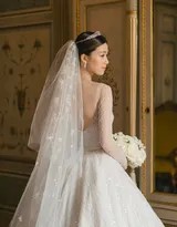 文咏珊与丈夫在古堡露台上甜蜜拥吻，远处是如画的科莫湖山色
