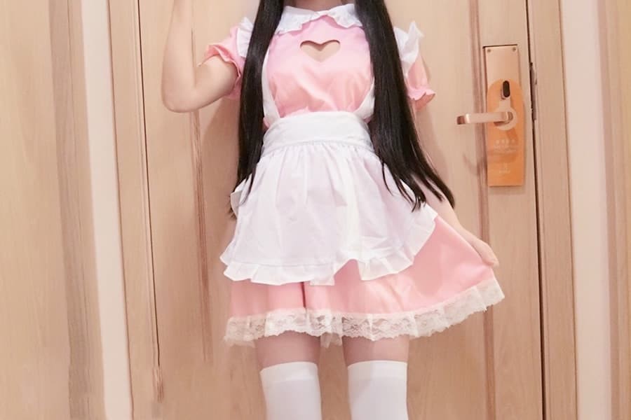 萌白酱侧身微光中，柔美曲线勾勒出少女的隐秘魅力