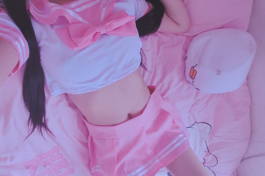 朦胧光影下，萌白酱的娇柔身姿弥漫着甜蜜的少女情怀