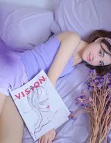 午后阳光洒满房间，少女慵懒蜷卧，斑驳光影在蓝色吊带与舒展身姿上跳跃舞动