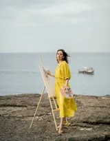 私房窗边，美女倚靠沉思，白色比基尼衬托优雅曲线，光线柔和如诗