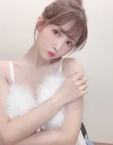 侧身回眸，毛绒吊带勾勒出优美背部线条，丸子头下是天鹅颈与香肩，眼神中带着一丝慵懒与诱惑