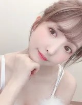 近距离特写，女孩穿着毛绒边饰吊带，手指轻绕发丝，眼神纯真又俏皮，洋溢着满满的少女感