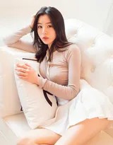短裙搭配，展现腿部线条，时尚感满分