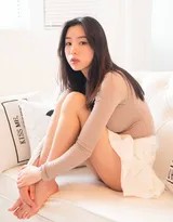 长发披肩，眼神深邃，传递东方神秘美