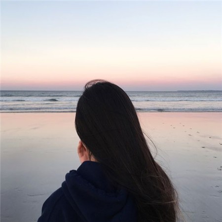 湖畔绿意凝思：身着汉服的女子静静坐在覆满青苔的岩石上，手中团扇轻展，她垂眸望着静谧的湖水，仿佛整个人已融入这片清幽的绿意之中。