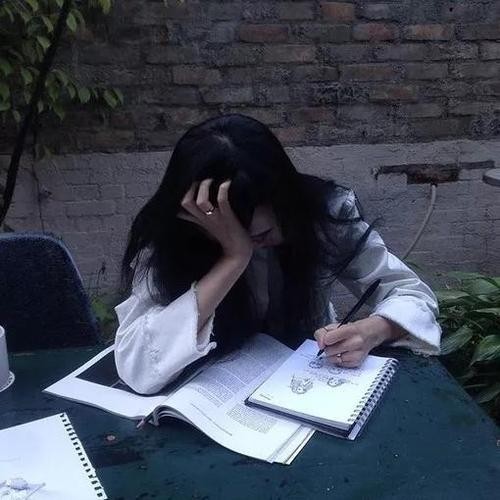 侧颜剪影：一位女性在昏暗中闭上双眼，睫毛低垂，仿佛正将外界的纷扰与内心的波澜一同轻轻隔绝于外。