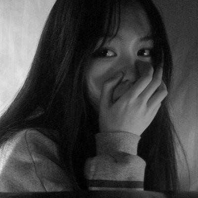 光影泪痕：暖色调的光晕轻柔包裹着女性低俯的脸庞，一滴泪珠在光影交织处凝于下颌，宛如将落未落的哀愁本身。