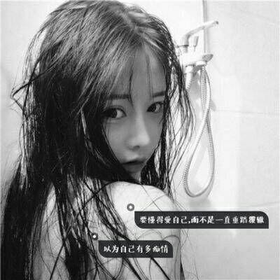 侧脸凝望窗外的女孩，玻璃上的雨痕仿佛是她未落下的泪滴，忧郁眼神中映照着远方模糊的光晕。