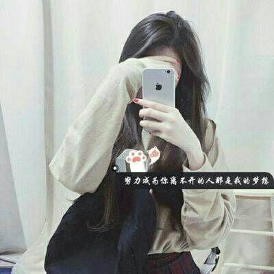 低头沉思的少女，发丝垂落间光线勾勒出静谧轮廓，周遭的暗色愈发衬托出那份沉浸于自我世界的专注与安宁。