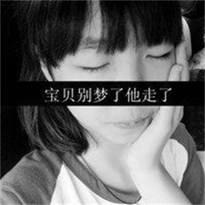 逆光中的剪影，女孩的轮廓被暖色光芒温柔包裹，虽看不清表情，却传递出一种于孤寂中怀抱希望的坚韧力量。
