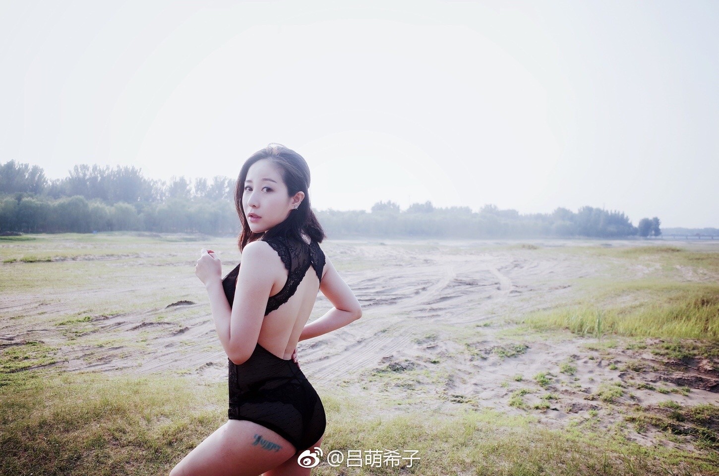 华丽背景前优雅而立，诠释低调奢华魅力