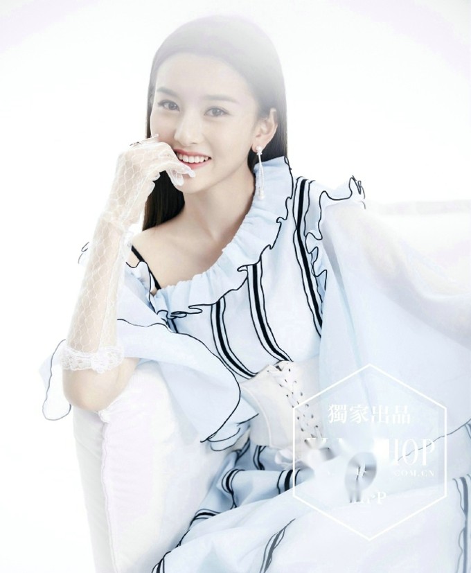 宋祖儿以双马尾造型出镜，甜酷交织，叛逆少女气息中融合哥特童话风