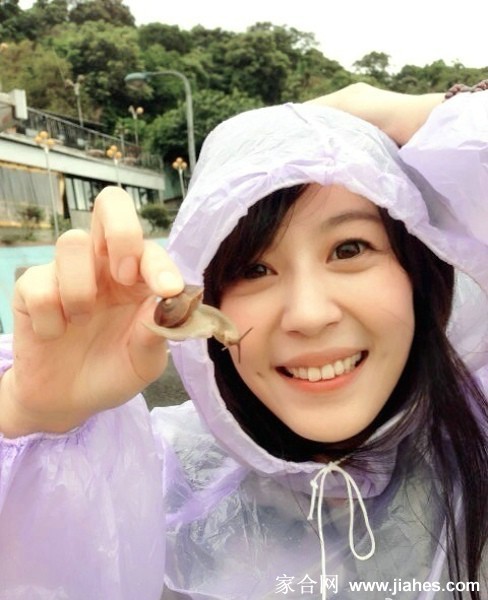 李金铭镜头前的特写，眼眸清澈如星，演绎纯净少女感