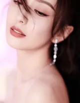 佟丽娅手抚纱裙嫣然含笑，身后花影朦胧，构成一幅绝美仕女图