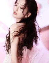 佟丽娅侧身立于柔光中，粉色纱裙层叠如花瓣，回眸浅笑间尽显温婉灵动