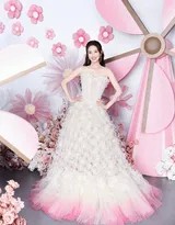 光影交错间佟丽娅翩然转身，纱裙舞动漾开涟漪，画面静美如诗