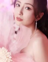 佟丽娅漫步于春色深处，背影袅娜裙袂飘飘，留下无限遐思
