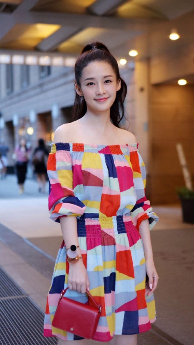 李沁行走间散发随性魅力，黑色绑带平底鞋兼顾舒适与时尚