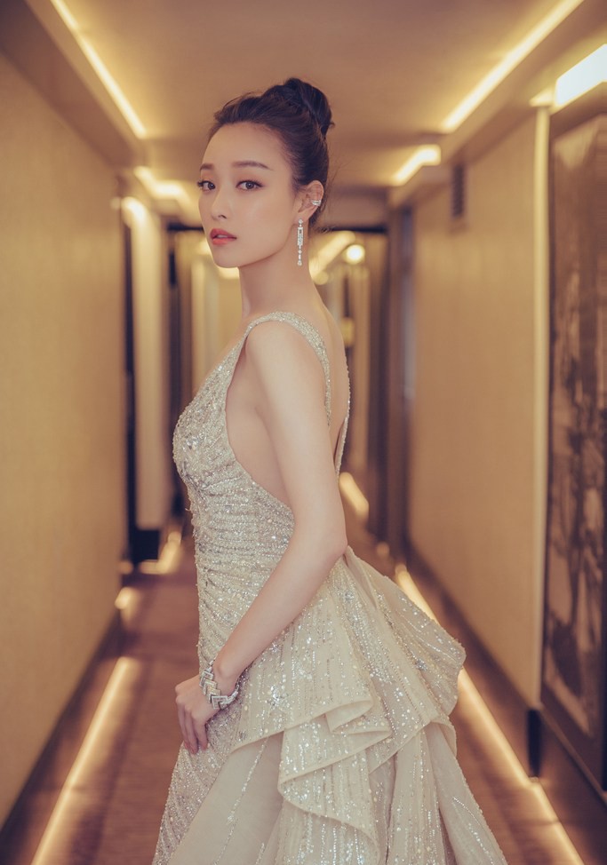 倪妮戛纳写意瞬间性感抹胸裙勾勒优雅身形