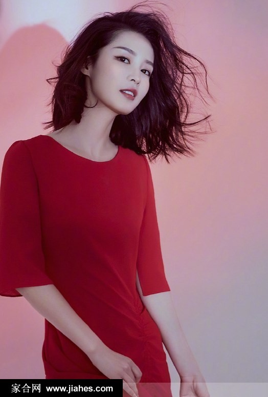 李沁身着简约服饰侧身回望，柔和光影勾勒出她精致的面部轮廓与忧郁深邃的眼神