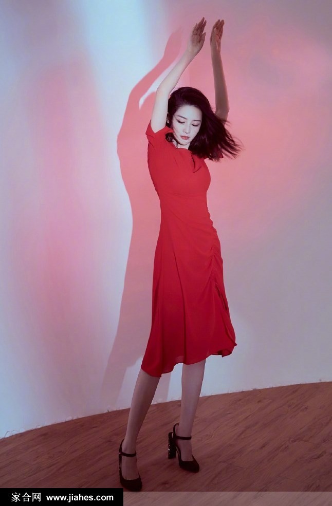 柔和顶光下李沁微微仰头，光影在她颈间流转，尽显优雅与静谧之美