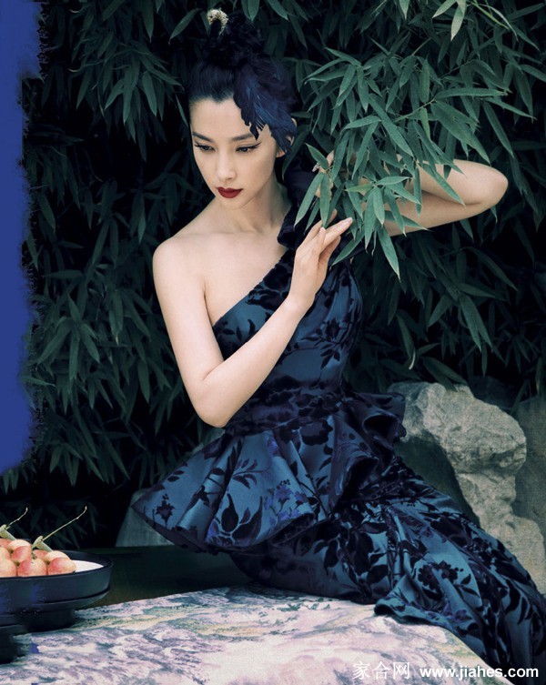镜头特写李冰冰的复古妆容，浓密睫毛与一丝不苟的娇艳红唇，极致诠释了旧式银幕明星的性感与神秘