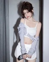女孩坐于地毯上俏皮地举起相机，仿佛要捕捉镜头外的你，眼神中闪烁着 playful 的光芒