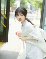 手持透明水瓶的少女，在阳光下展露如清泉般纯净的笑容