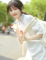 女孩倚靠栏杆回眸一笑，发丝与裙摆随风轻扬，满是惬意与自由
