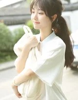 林荫道下，少女手持饮品悠然漫步，斑驳树影洒落一身，宁静而美好
