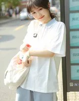 阳光下，少女闭上双眼感受微风，手中水瓶折射出璀璨的光芒