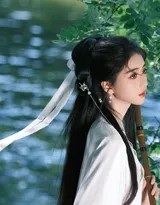 白衣美人倚树吹箫，神情专注而忧郁，阳光透过树叶在她身上洒下斑驳光影。