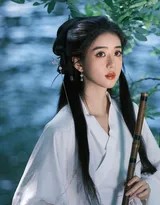 剑舞瞬间的抓拍，裙摆如白莲绽放，动作流畅充满力量，背景是朦胧的湖光山色。