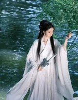特写镜头下，李凯馨轻抚箫管，眼神沉静如水，精致的面容在柔和光线下宛若瓷器。