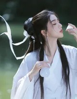 结束舞剑，美人持剑独立，微微喘息望向远方，发丝轻扬，画面充满动态与意境之美。