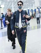 阿云嘎迈步向前气场全开，老爹鞋与整体运动风格相得益彰