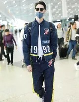 阿云嘎背挂外套潇洒随性，渔夫帽下低调难掩明星气场
