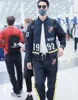 阿云嘎侧身回眸身姿颀长，运动裤侧边红条纹彰显细节巧思