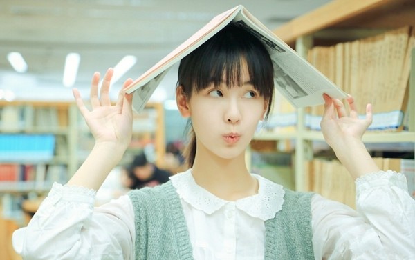 校园树影下陈都灵回眸浅笑 发丝轻扬似春日清风拂过