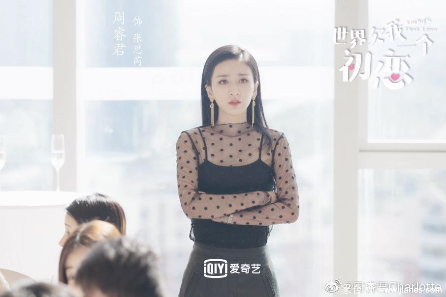 周睿君直面镜头展露自信微笑，活力四射定格青春年华