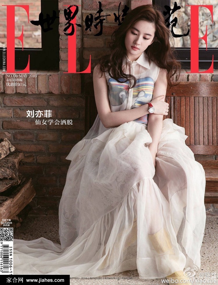 刘亦菲侧颜凝视手绘少女，眼神温柔似在欣赏另一个自己